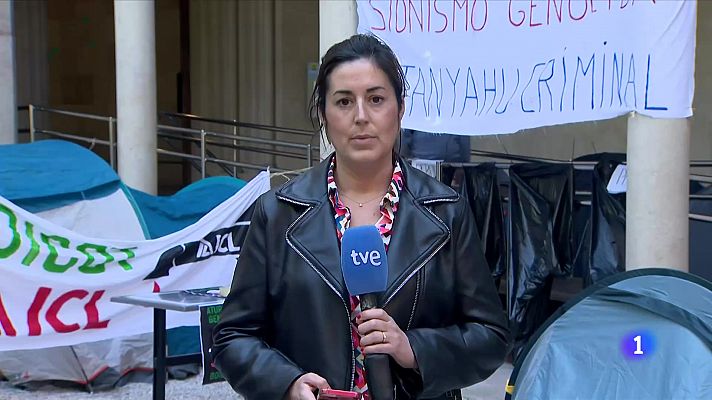 L'Informatiu - Més de 50 persones acampen al claustre de la UB en suport a Palestina