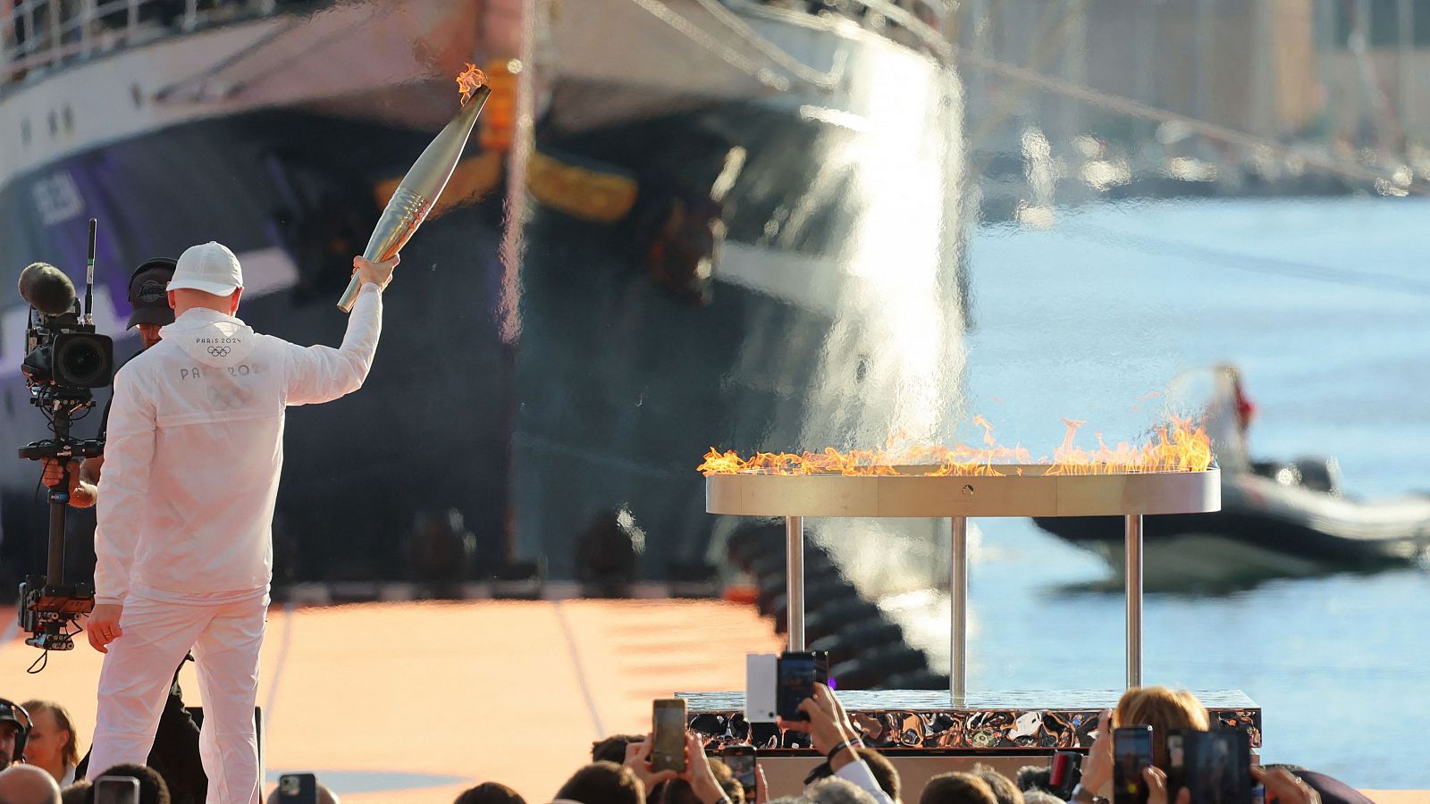 Francia recibe en Marsella la llama olímpica para París 2024 | Ver