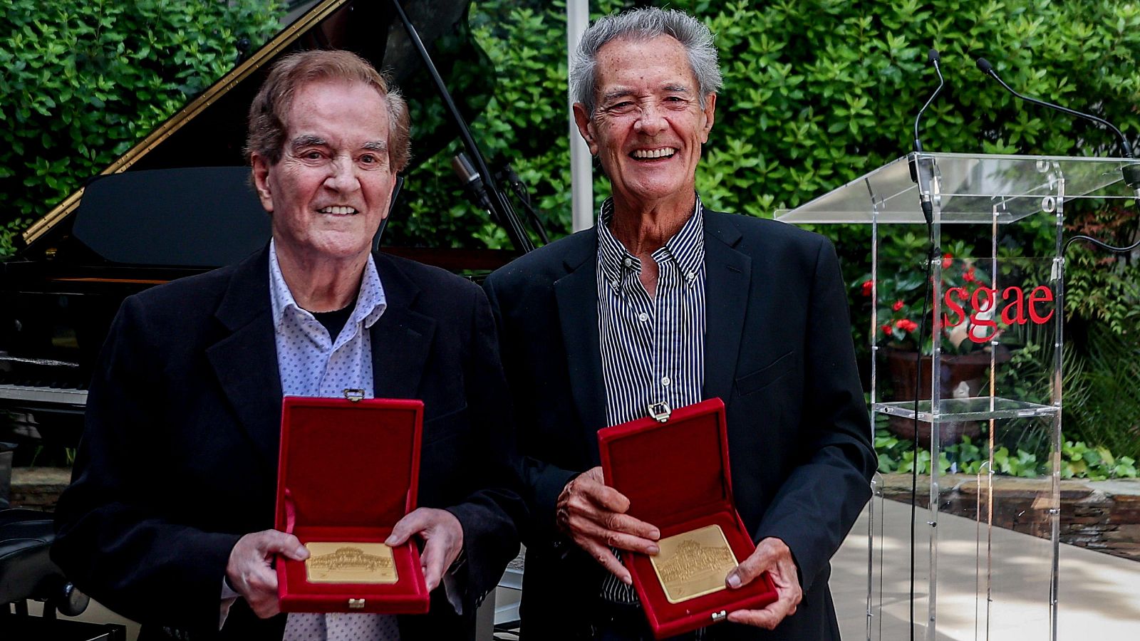 El Dúo Dinámico recibe la medalla de honor de la SGAE | Ver