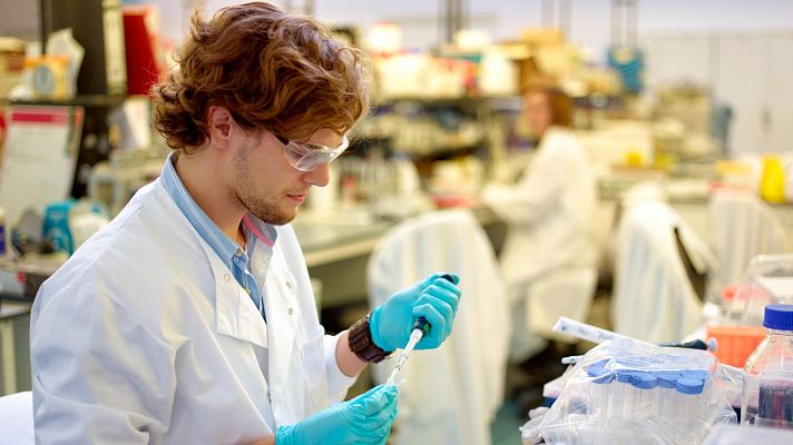 Telediario 1 - La comunidad científica reclama al Gobierno que anule la normativa sobre la cotización retroactiva de becarios