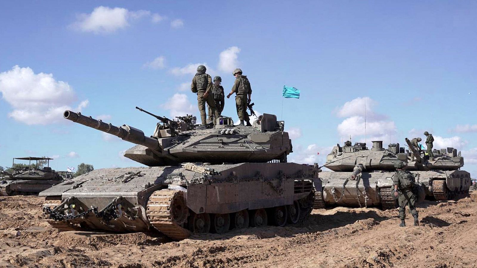 Los tanques israelíes rodean el este de Ráfah