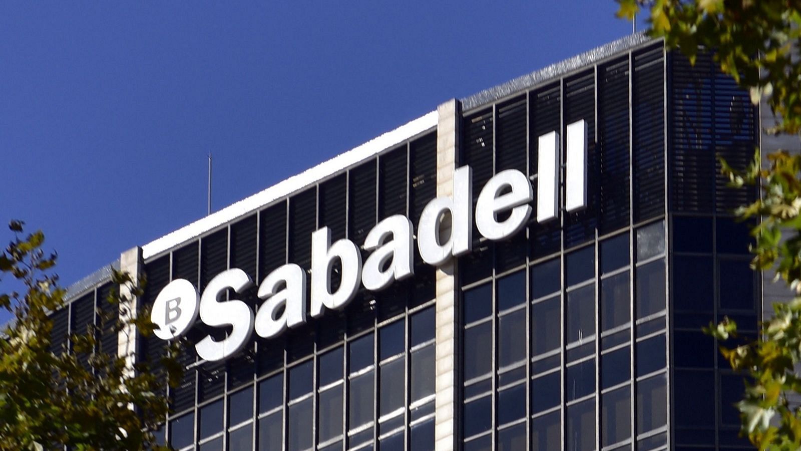 Sabadell acusa al BBVA ante la CNMV de vulnerar la ley de opas