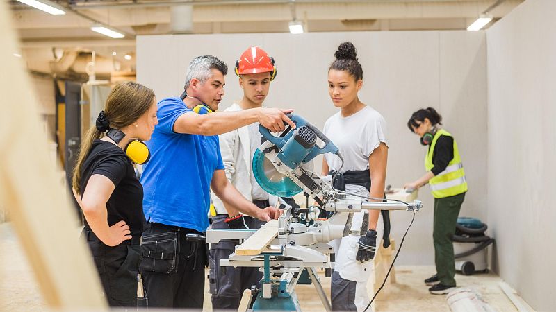 Escuelas de segundas oportunidades: estudiar o aprender un oficio | Ver