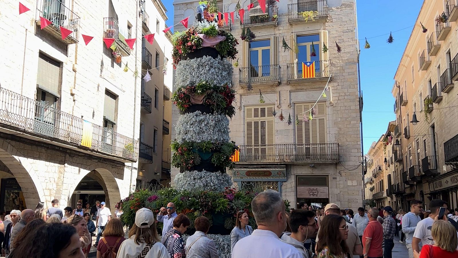 Riuades de gent enceten la 69a edició de 'Girona Temps de Flors'