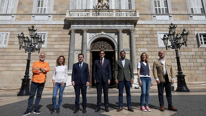Los candidatos a las elecciones catalanas posan juntos en la jornada de reflexión