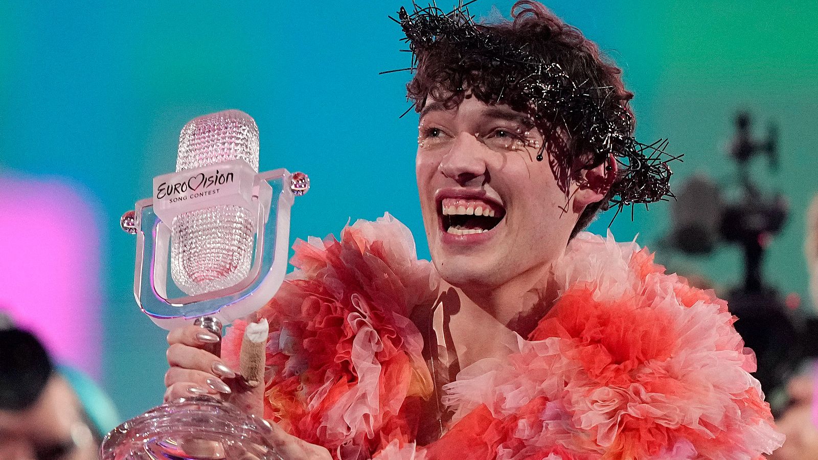 Eurovisión 2024 - Nemo rompe el Micrófono de Cristal