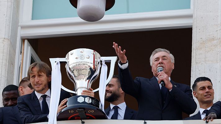 Ancelotti se arranca a cantar el himno del Madrid durante la celebración en la Puerta del Sol