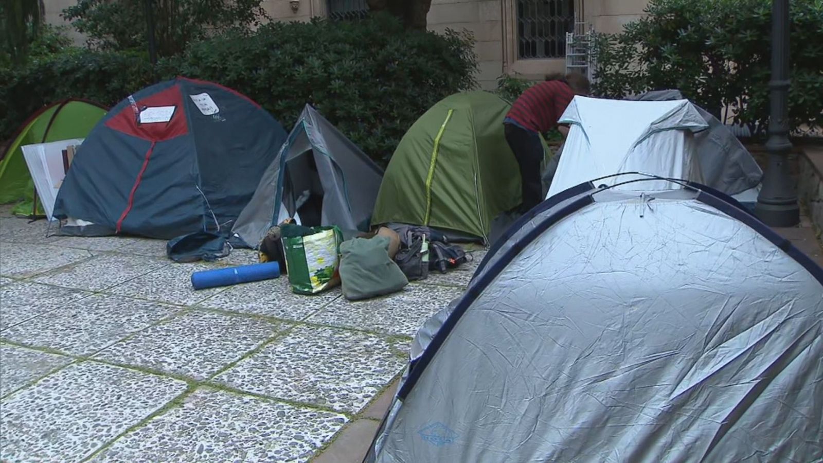 L'acampada d'estudiants a la UB conviu amb les meses