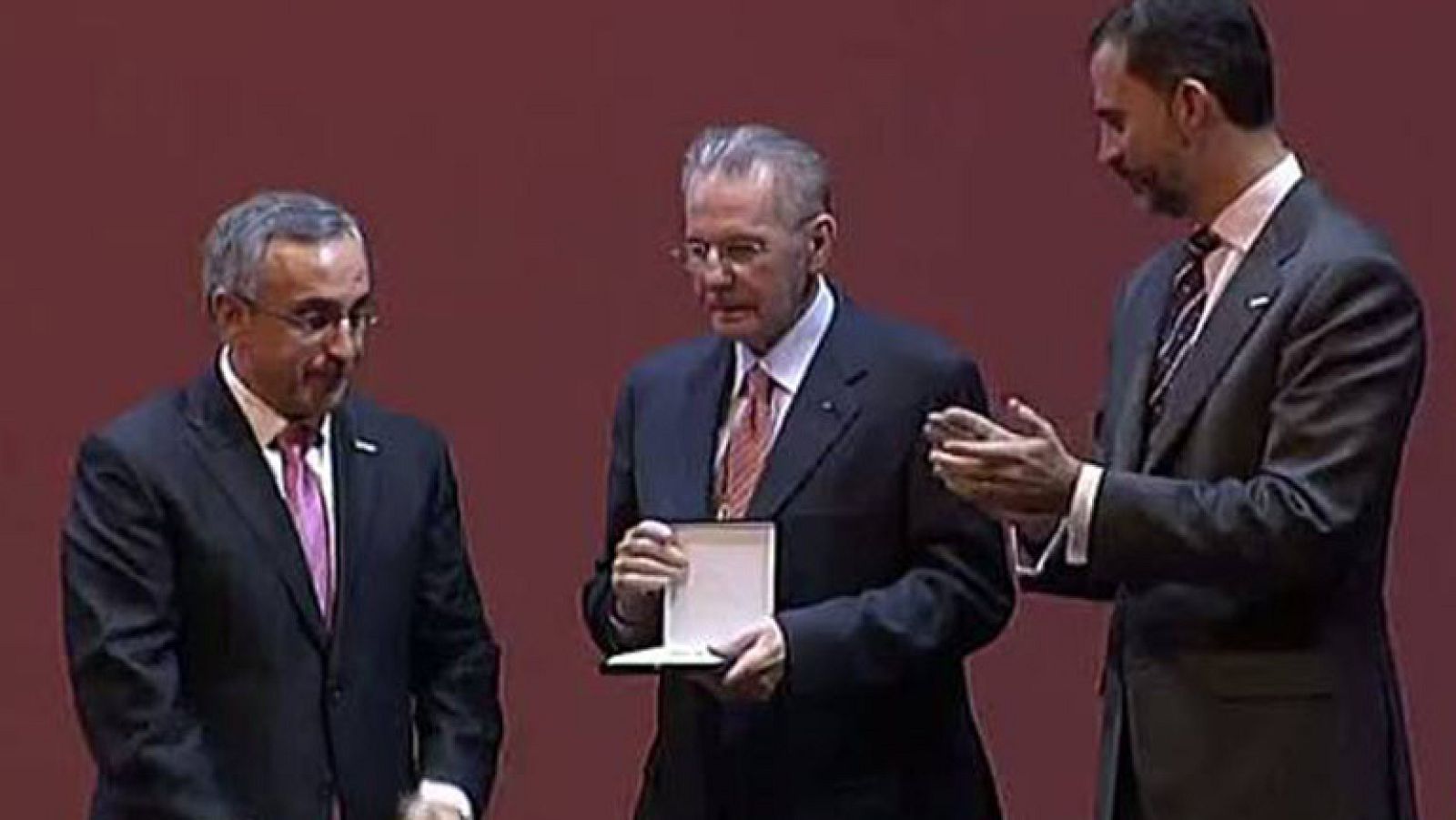 El Comité Olímpico Español ha celebrado su primer centenario en una emotiva gala en la que ha homenajeado a todos los medallistas españoles de la historia y se ha hecho entrega al presidente del COI de la Órden Olímpica del COE.