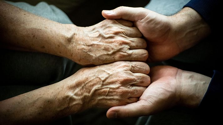 Telediario 2 - El envejecimiento en España: el 90% de la población mayor de 65 años tiene alguna enfermedad crónica