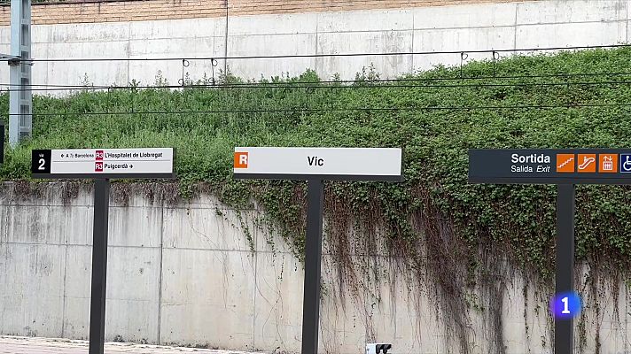 L'Informatiu - Els usuaris de Rodalies fan mans i mànigues per arribar a lloc