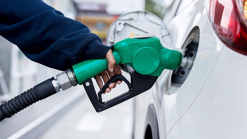 Repostar gasolina en hipermercados, ¿más barato que en otras estaciones?