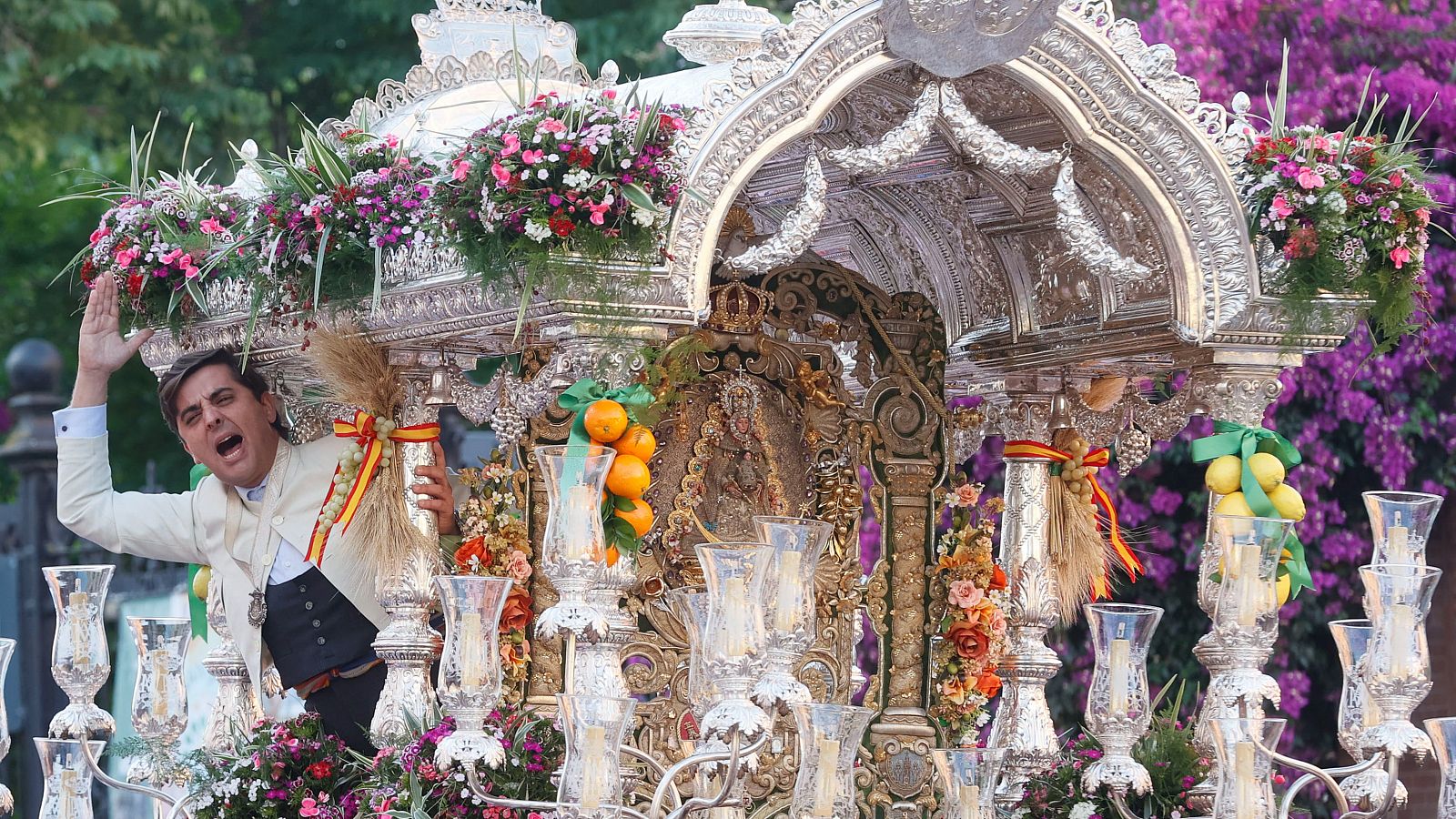 Las hermandades de Sevilla inician su romería al Rocío | Ver