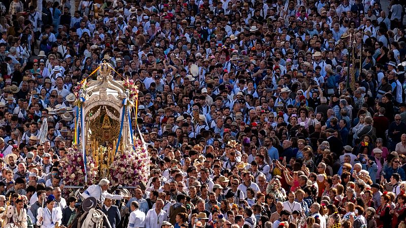 Huelva da la bienvenida a la romera del Roco con ms de 12.000 peregrinos