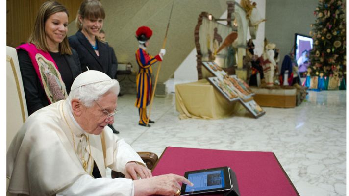 Telediario 1 - El papa se estrena en Twitter