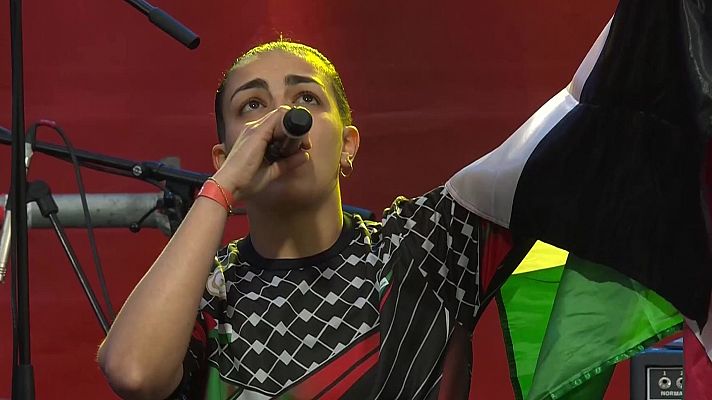  - La cantante Huda muestra la bandera de Palestina