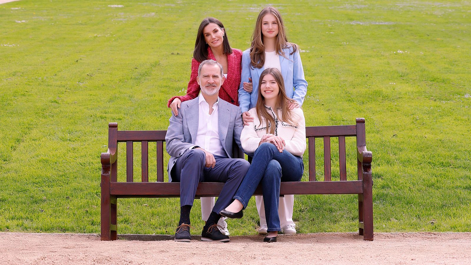 La prensa internacional se mofa del posado de Felipe y Letizia con sus hijas por el 20 aniversario de su boda 7 Merca2.es Un enfoque fresco y auténtico de Felipe y Letizia y la familia real