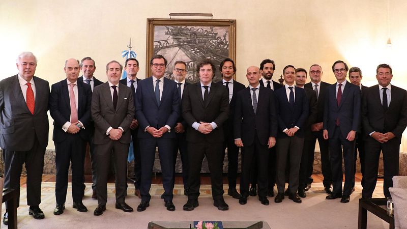 Milei se reúne con empresarios españoles en su visita a Madrid pese a las protestas | Ver