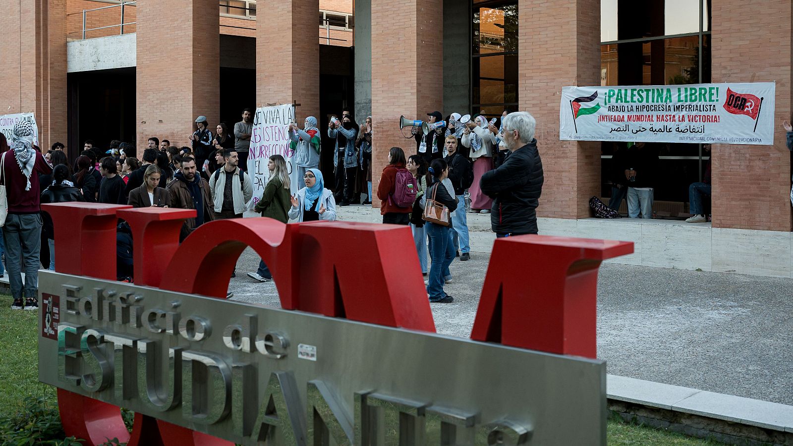 Varios manifestantes en la Universidad Complutense de Madrid