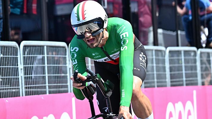 El italiano Filippo Ganna arrasa en la última crono del Giro y Tadej Pogacar sigue de rosa