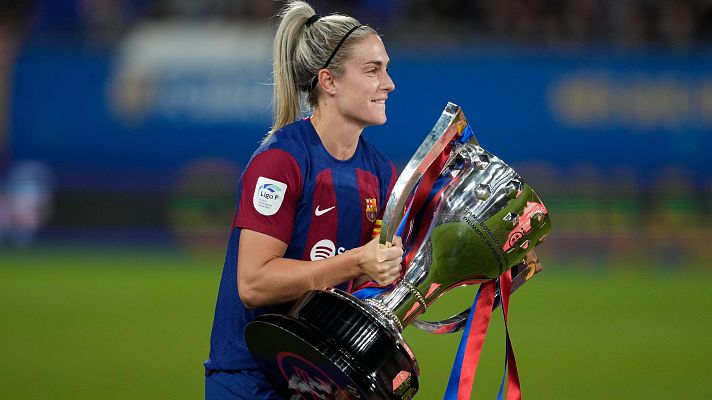 Fútbol - La capitana del FC Barcelona Alexia Putellas recibe el trofeo de campeonas de la Copa de la Reina