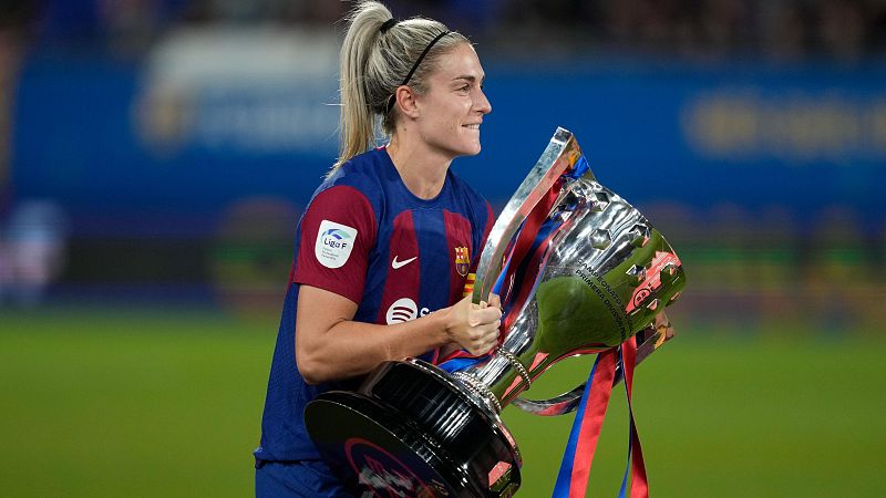 La capitana del FC Barcelona Alexia Putellas recibe el trofeo de campeonas de la Copa de la Reina