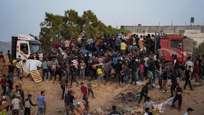 Llegan camiones con ayuda al muelle temporal de Gaza