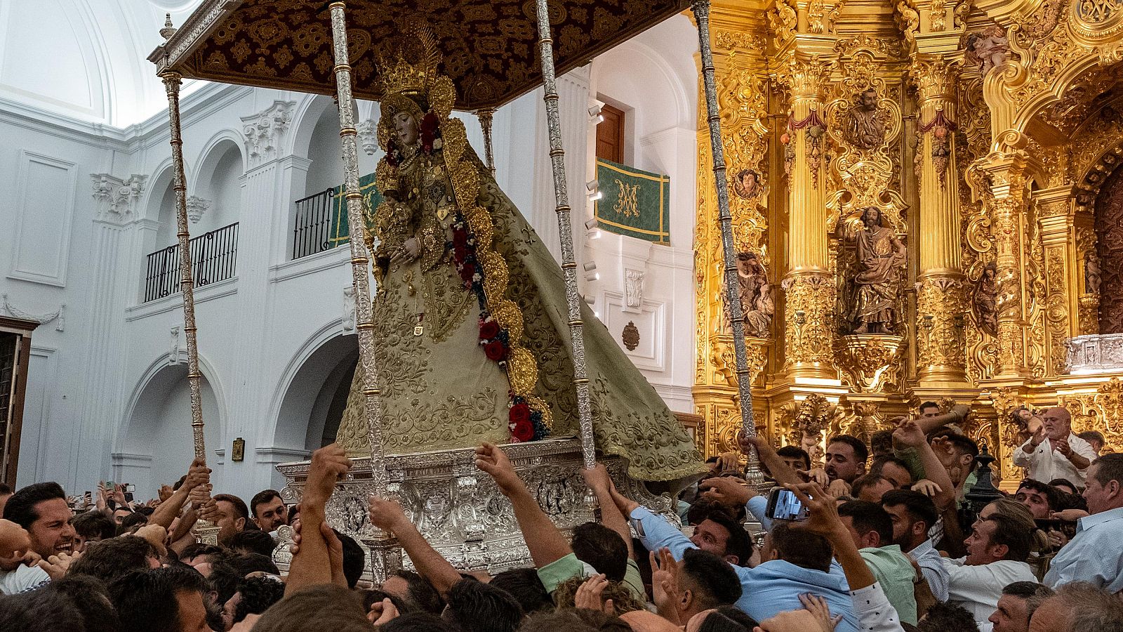 Los almonteños saltan la reja y da comienzo la procesión del Rocio