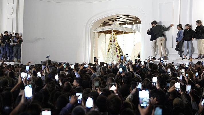 Procesión de la Virgen del Rocío: un año más los almonteños saltan la reja y salen con la virgen al hombro