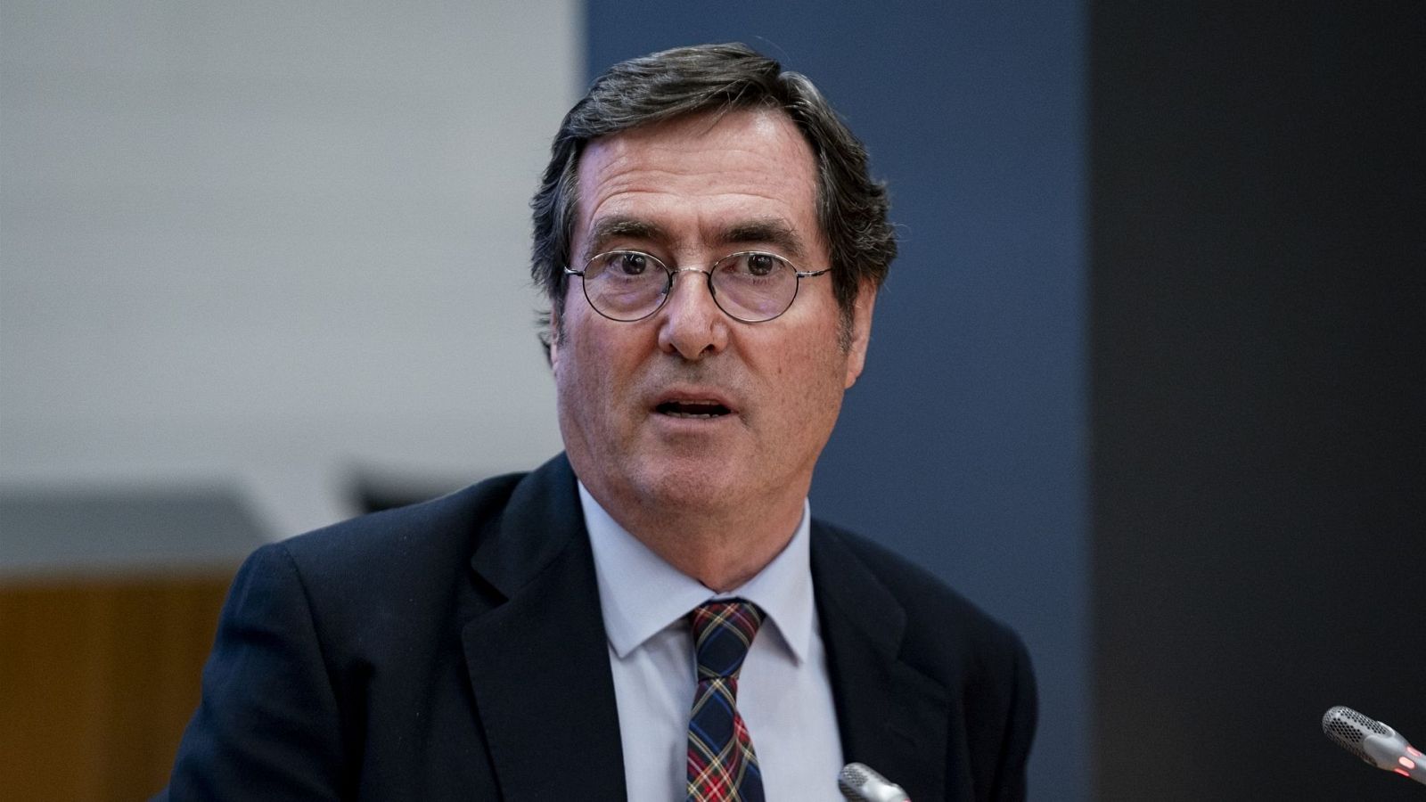 La CEOE rechaza las palabras "fuera de tono" de Milei contra la mujer de Sánchez y Díaz les critica por recibirlo | Ver