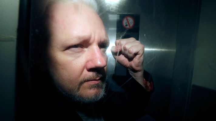 Telediario 1 - La justicia británica autoriza a Assange volver a recurrir su extradición