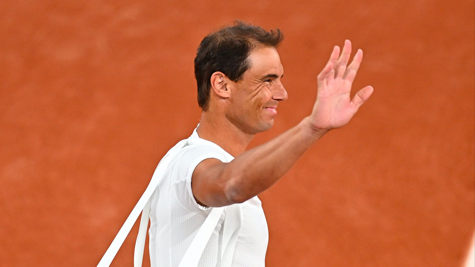 Rafa Nadal se entrena en Roland Garros ante una multitud de aficionados