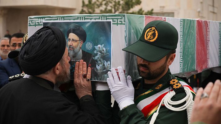 Irán rinde homenaje al presidente Ebrahim Raisí tras la llegada de su féretro a Tabriz