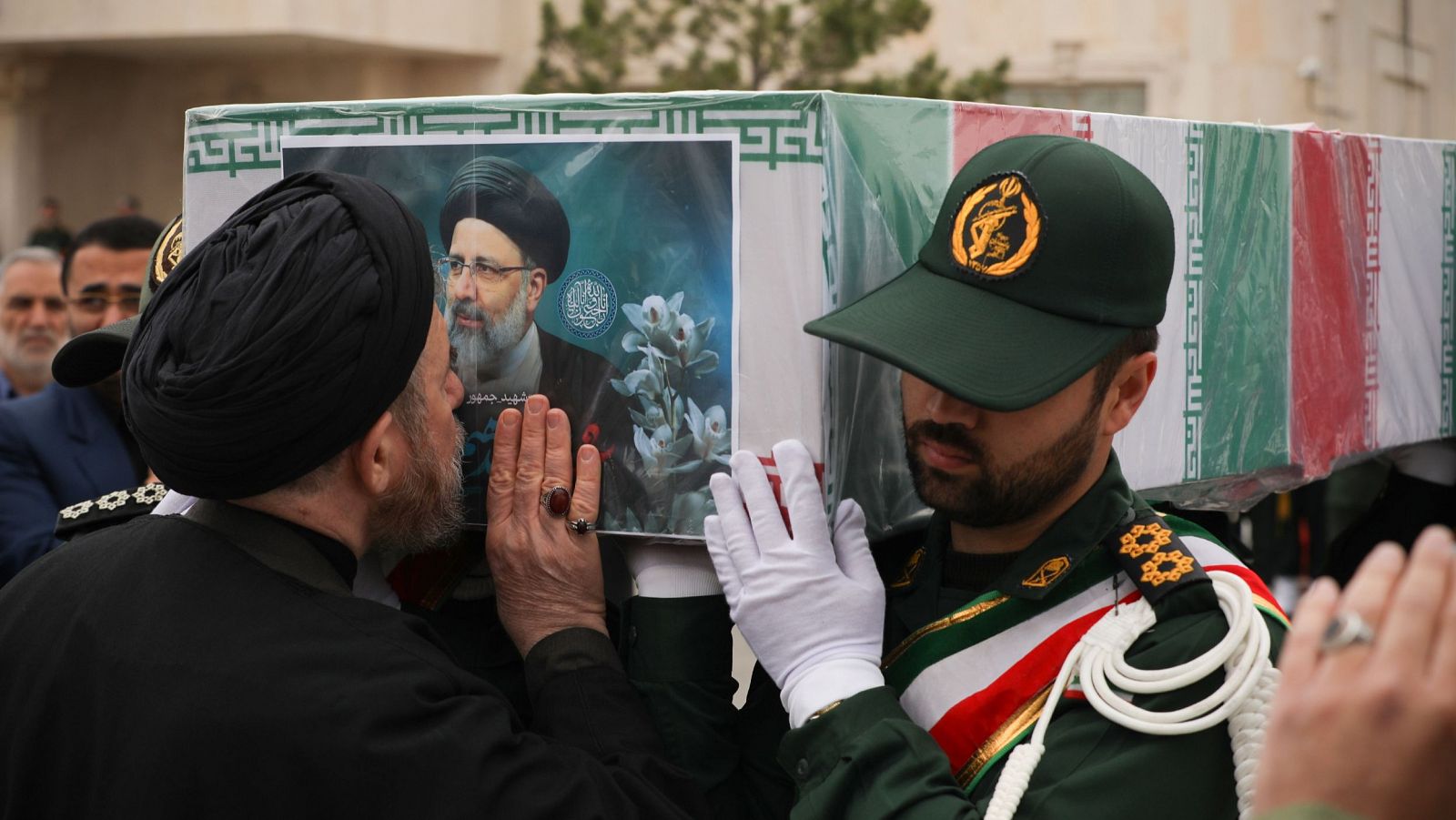 Irán rinde homenaje al presidente Ebrahim Raisi tras la llegada de su féretro a Tabriz