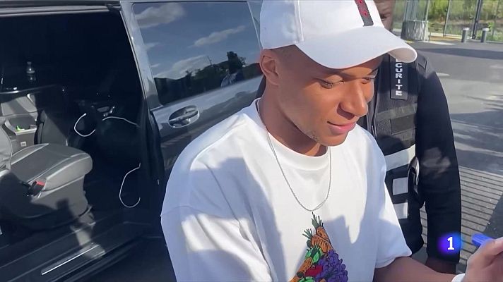 Telediario 1 - Mbappe celebra su 'última cena' en París antes de marcharse del PSG