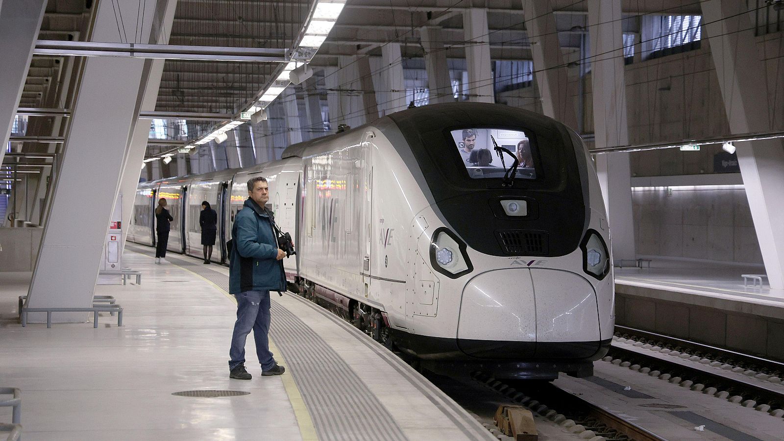 Estreno con retrasos en los AVE desde Galicia y Asturias a Madrid