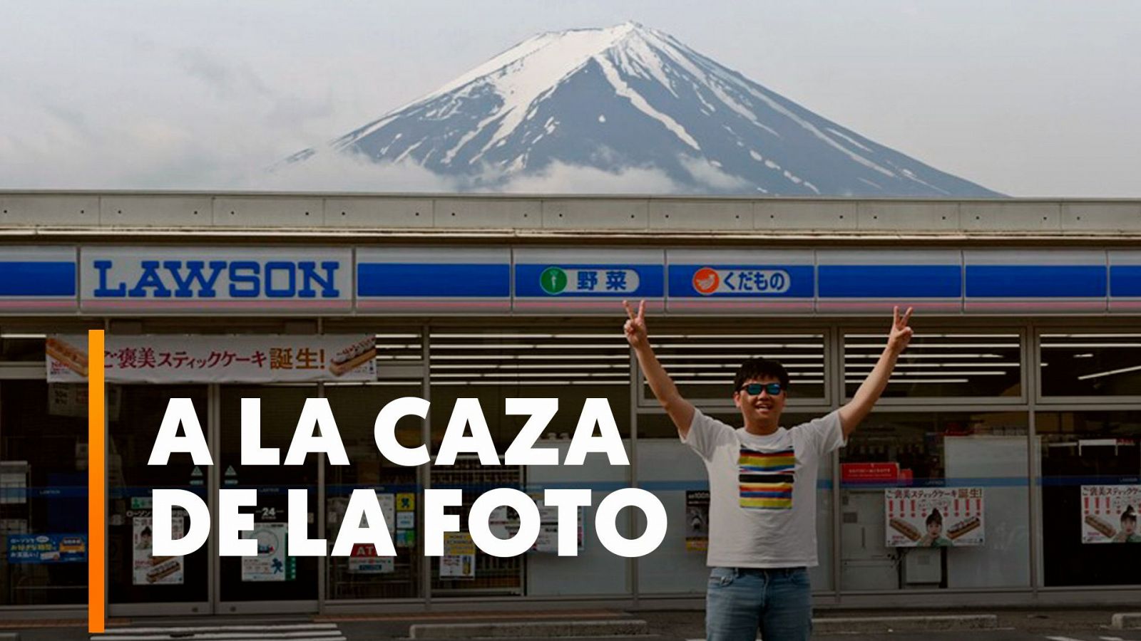 Fujikawaguchiko levanta una barrera metálica en una calle con vistas al monte Fuji para evitar los turistas