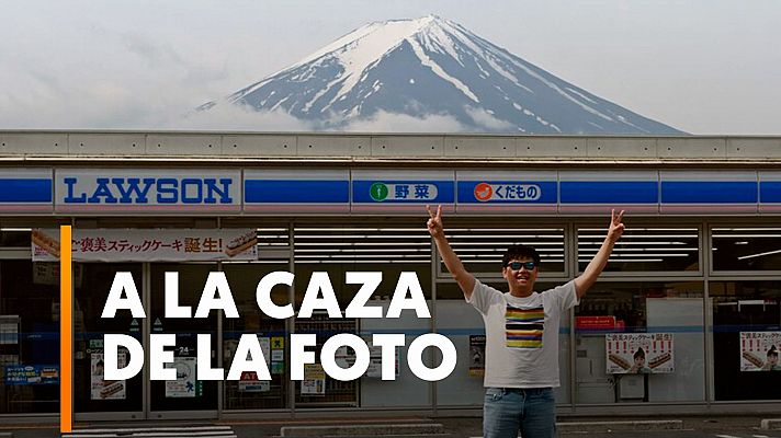 Fujikawaguchiko levanta una barrera metálica en una calle con vistas al monte Fuji para evitar a los turistas