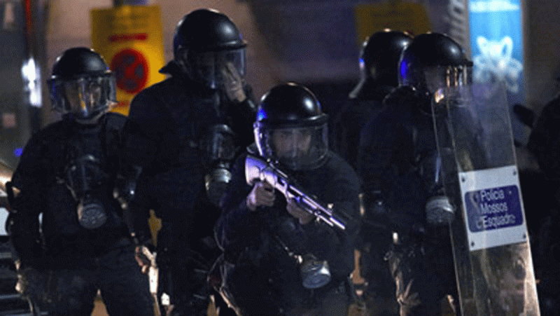 Dimite un comisario de los Mossos tras la polémica por disparos de proyectiles el 14N