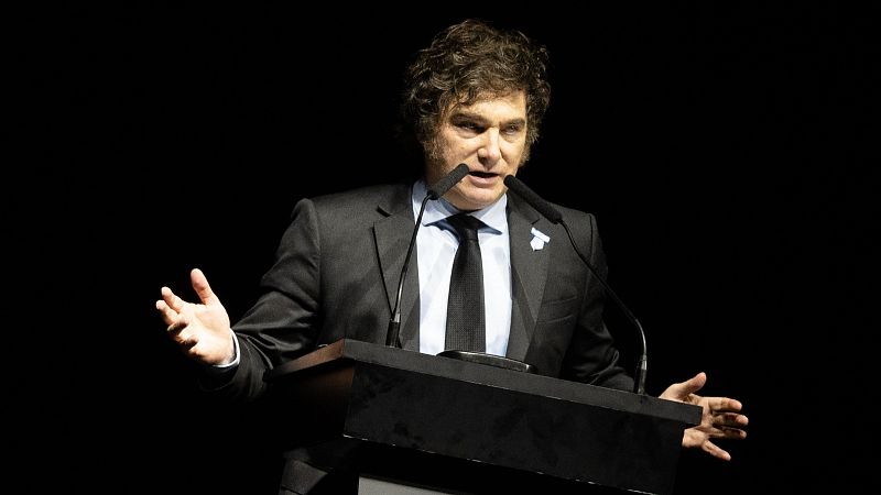 Milei carga contra Sánchez en la presentación de su libro | Ver