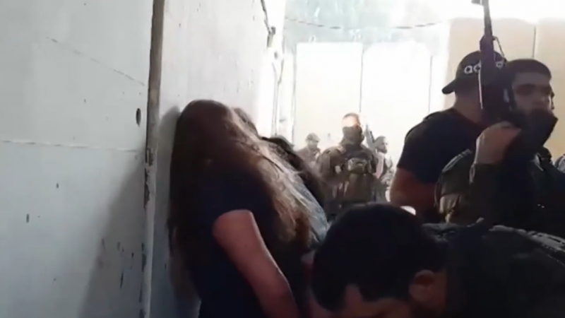 Familiares de cinco mujeres soldados israelíes muestran un vídeo de su secuestro para presionar al Gobierno israelí