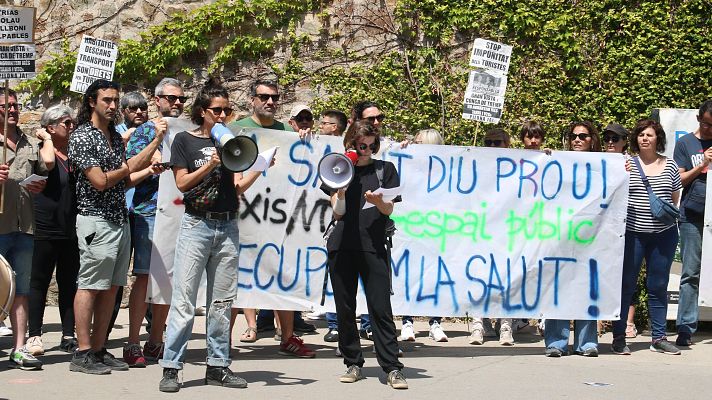 Protestas vecinales por el desfile de Louis Vuitton en el Park Güell en Barcelona