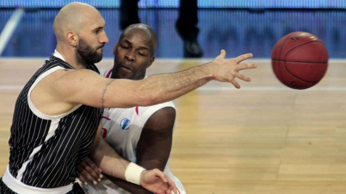 Telediario 1 - El Bilbao Basket y el Spirou acaban a tortas