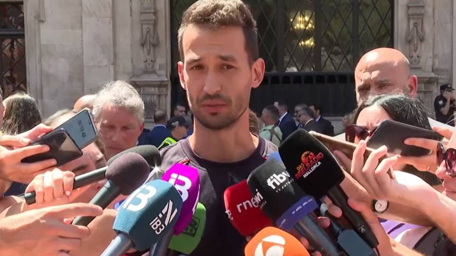 Jefe de bomberos de Palma: "Todo apunta a una causa combinada, una estructura antigua y sobrepeso" Jefe de bomberos de Palma: "Todo apunta a una causa combinada, una estructura antigua y sobrepeso"