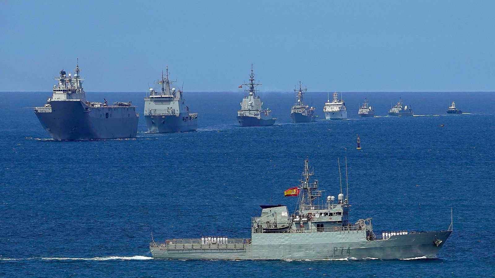 La Fuerzas Armadas se exhiben en la playa de San Lorenzo de Gijón | Ver