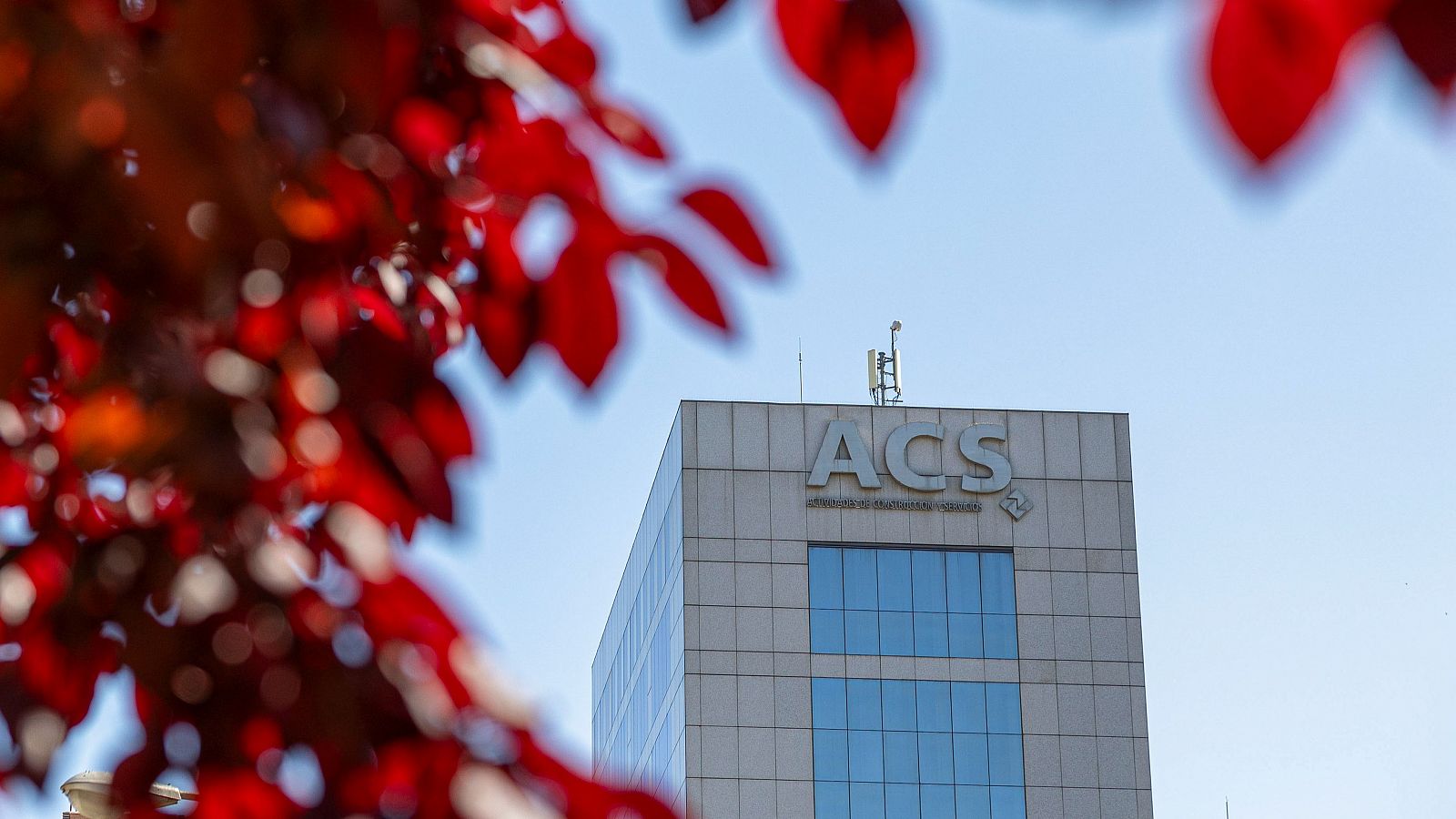 CriteriaCaixa irrumpe en la constructora ACS con la compra del 9,4% de sus acciones