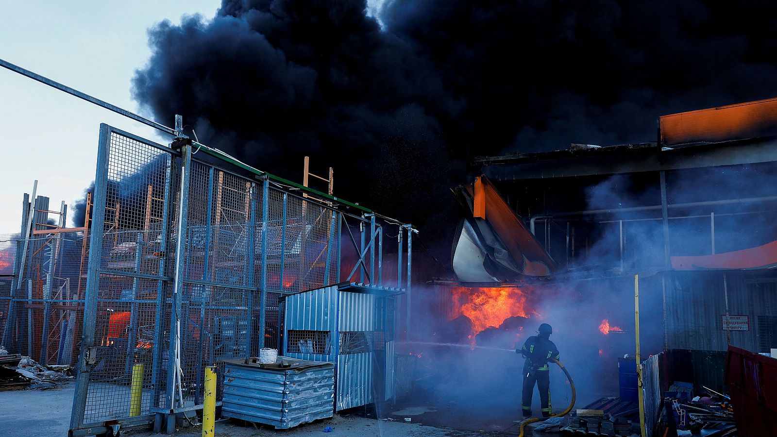 Guerra en Ucrania: Rusia bombardea un hipermercado en Járkov - Informativo 24h | Ver