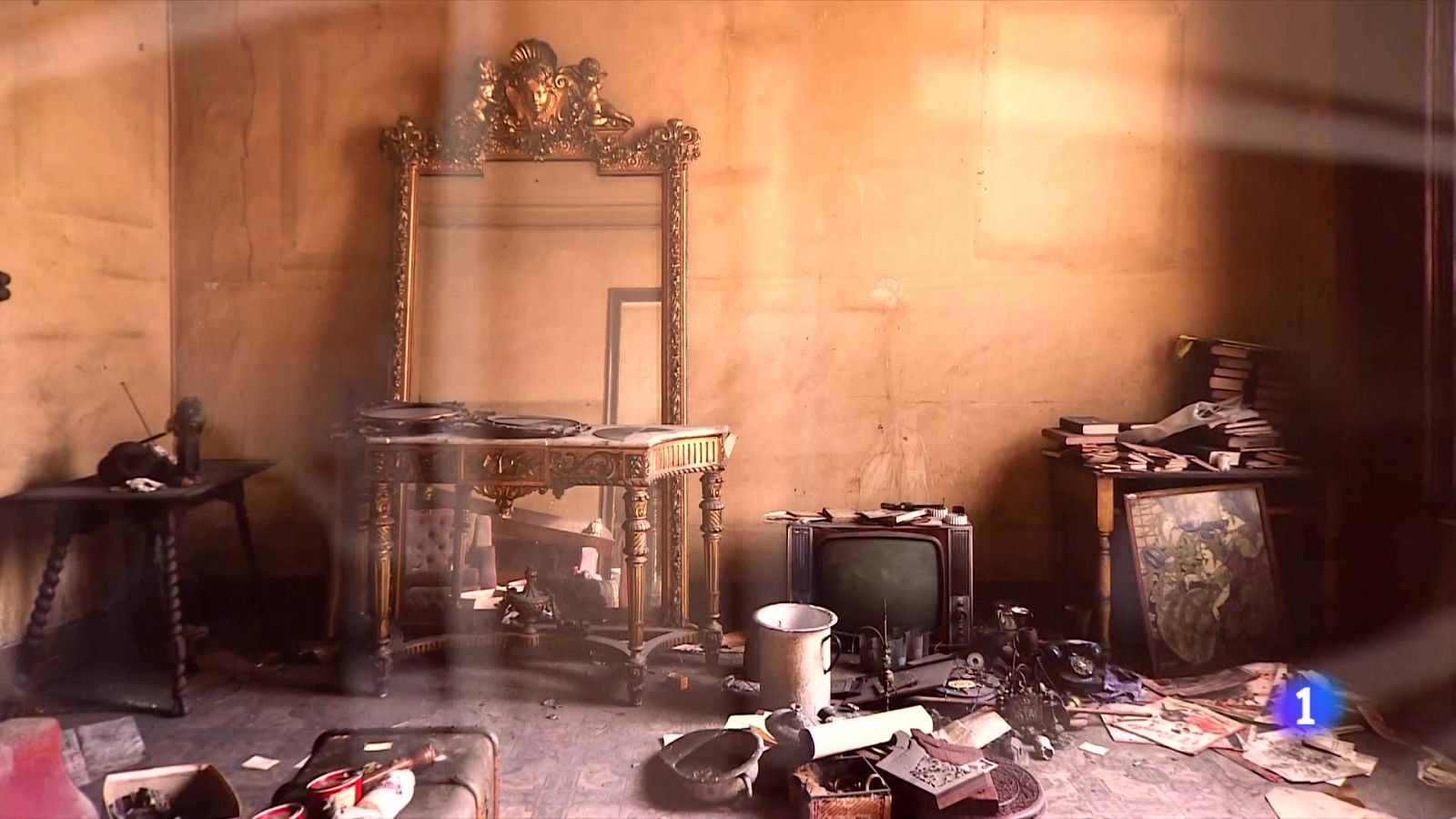 El festival 'Revela't' explora la identitat amb fotografia analògica - L'Informatiu | Veure