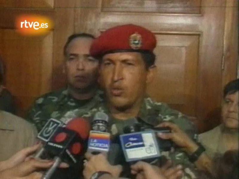 El entonces desconocido teniente coronel Hugo Chávez lidera el golpe militar contra el gobierno de Carlos Andrés Pérez, pero al final tiene que aceptar "por ahora" el fracaso de la asonada en Caracas en una intervención televisada.