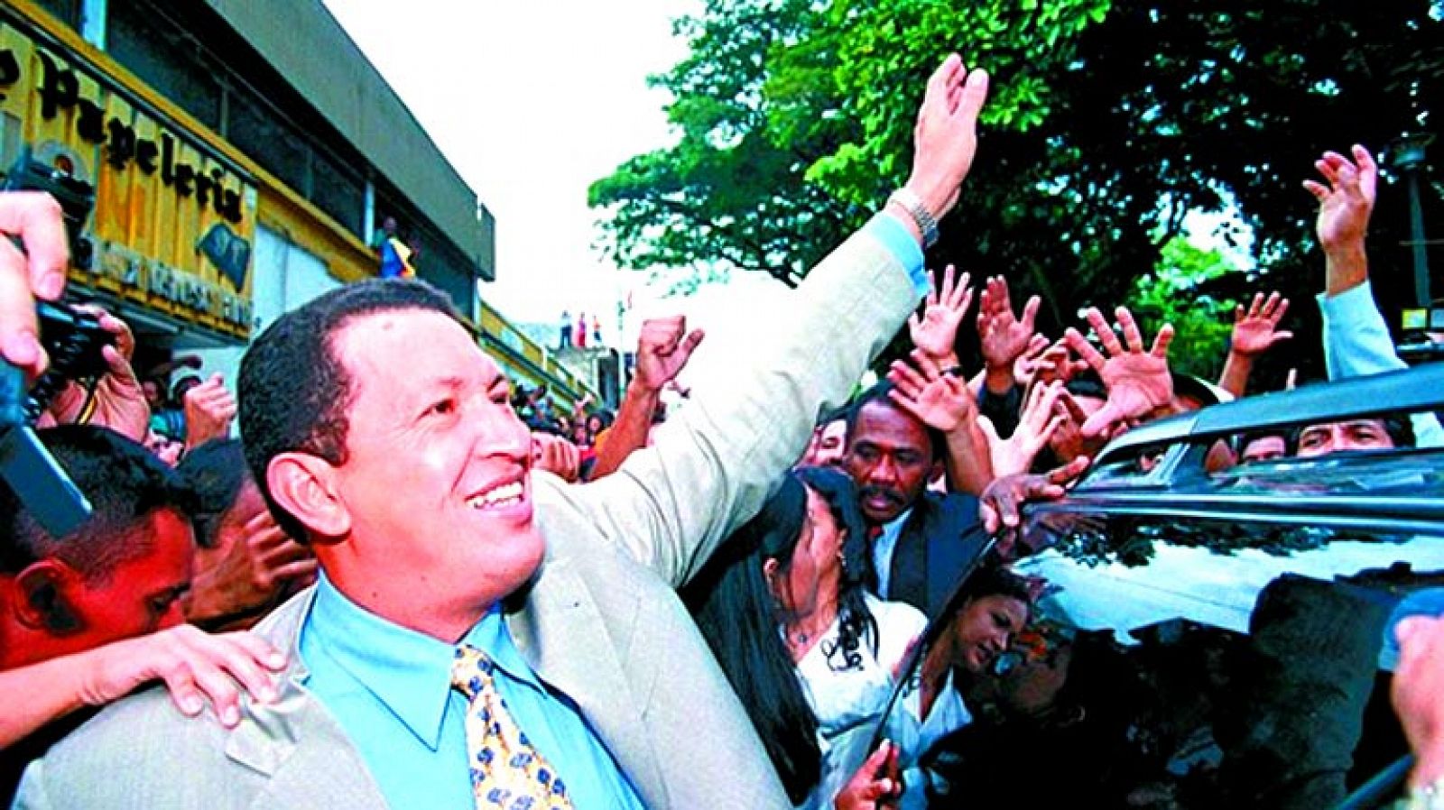 Chávez logra ascender al poder en Venezuela en 1998